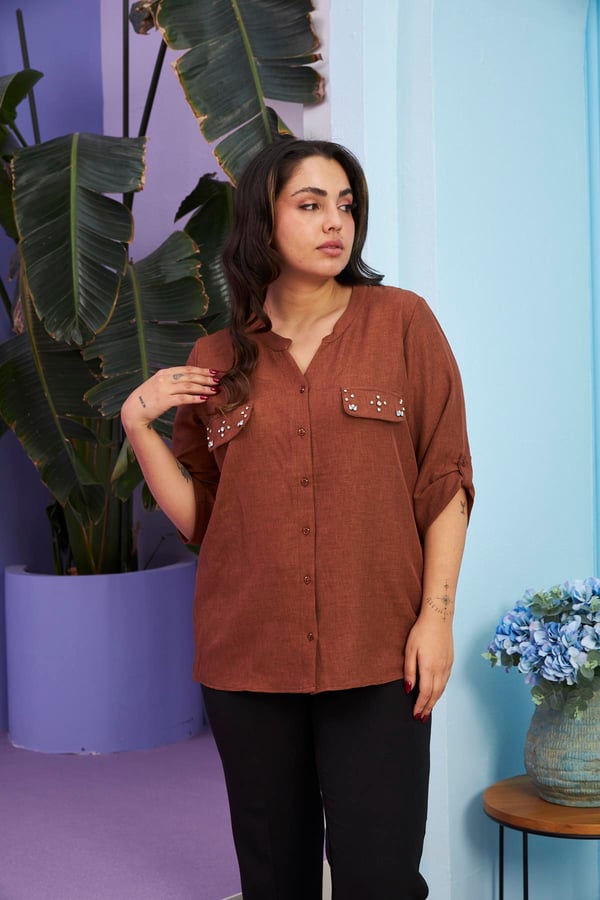 BÜYÜK BEDEN CEP KAPAK TAŞ DETAYLI GÖMLEK