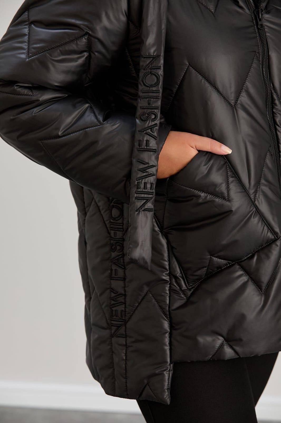 BÜYÜK BEDEN KAPÜŞONLU KAPİTONE ŞİŞME MONT