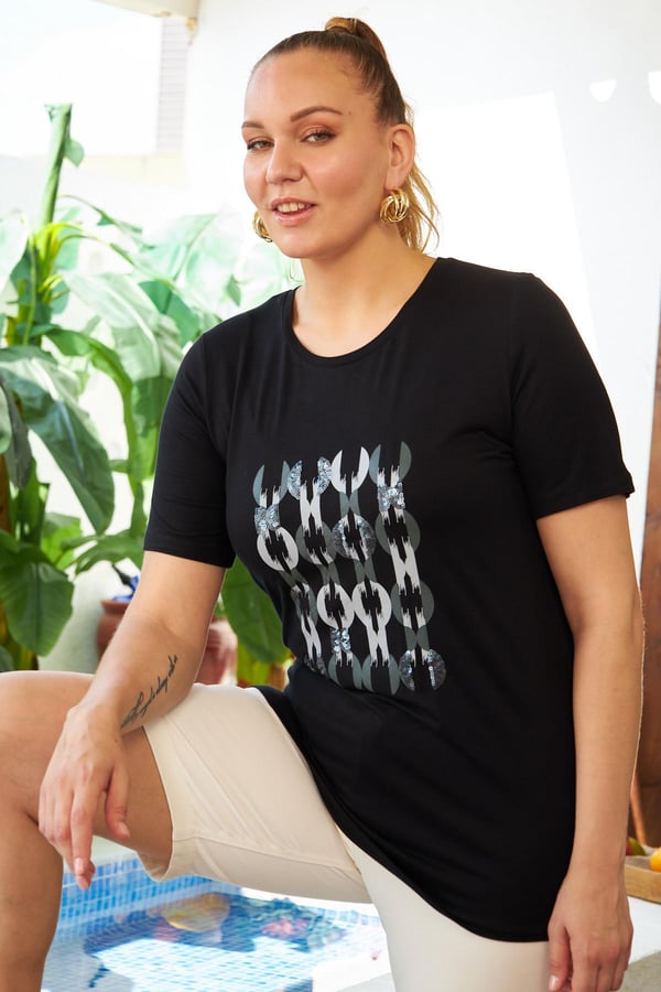 BÜYÜK BEDEN PUL PAYET DETAYLI TİŞÖRT