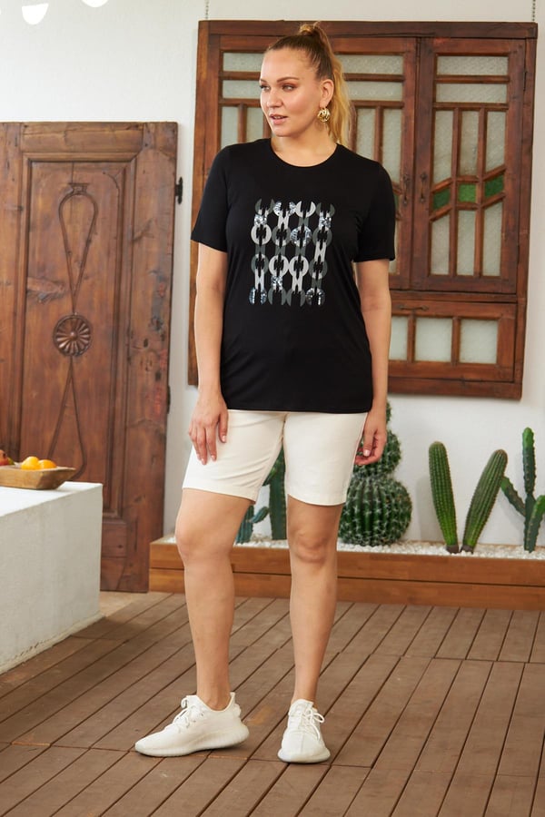 BÜYÜK BEDEN PUL PAYET DETAYLI TİŞÖRT