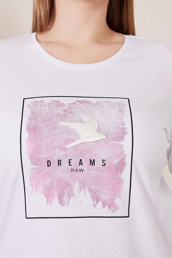 NAKIŞ İŞLEMELİ BASKILI BÜYÜK BEDEN TİŞÖRT