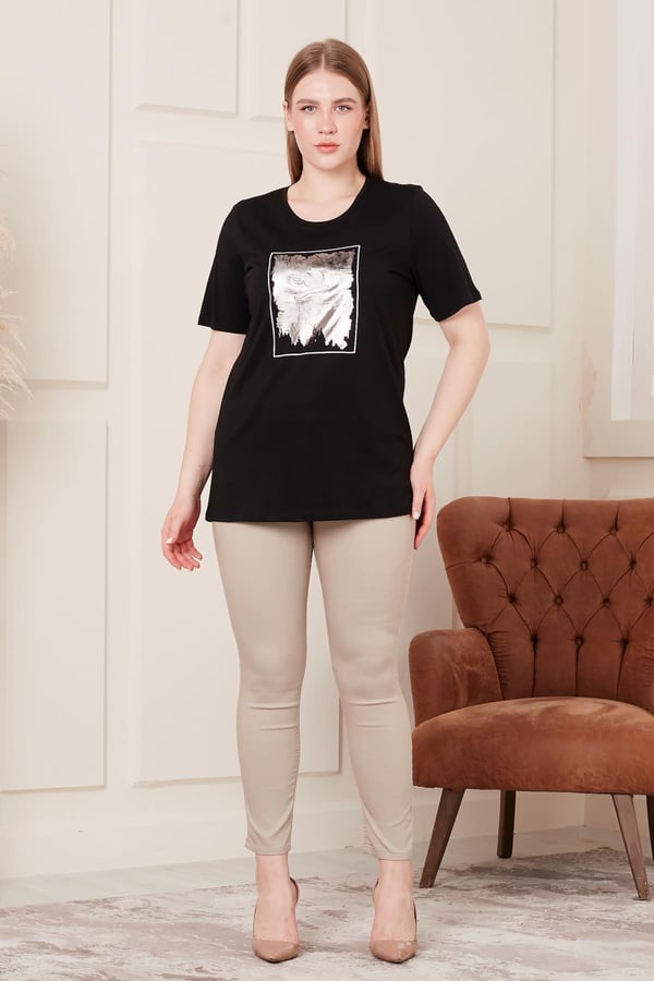 NAKIŞ İŞLEMELİ BASKILI BÜYÜK BEDEN TİŞÖRT