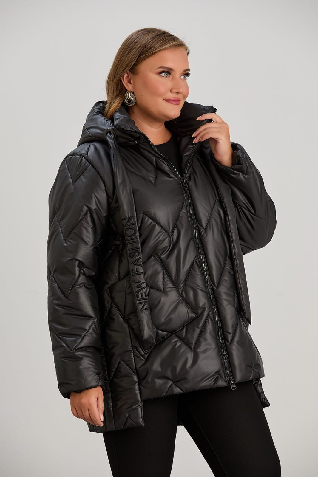 BÜYÜK BEDEN KAPÜŞONLU KAPİTONE ŞİŞME MONT