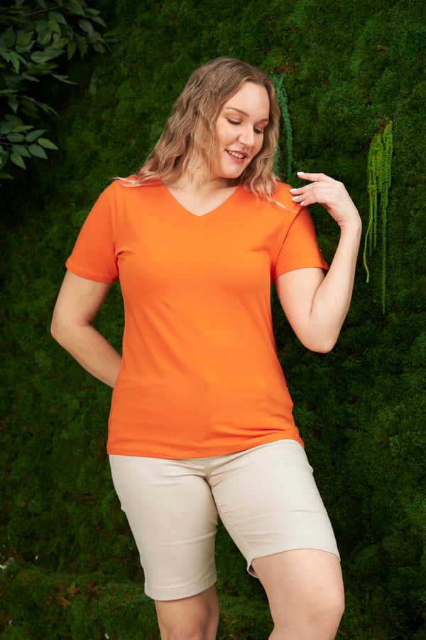 BÜYÜK BEDEN V YAKA TİŞÖRT