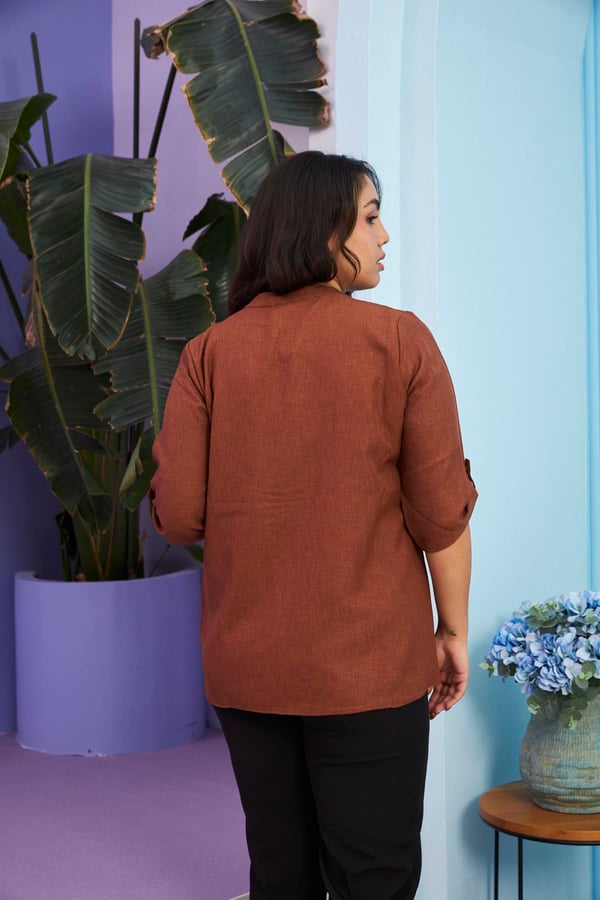 BÜYÜK BEDEN CEP KAPAK TAŞ DETAYLI GÖMLEK