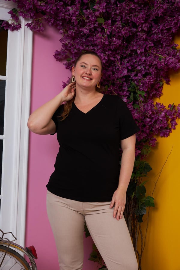 BÜYÜK BEDEN V YAKA TİŞÖRT