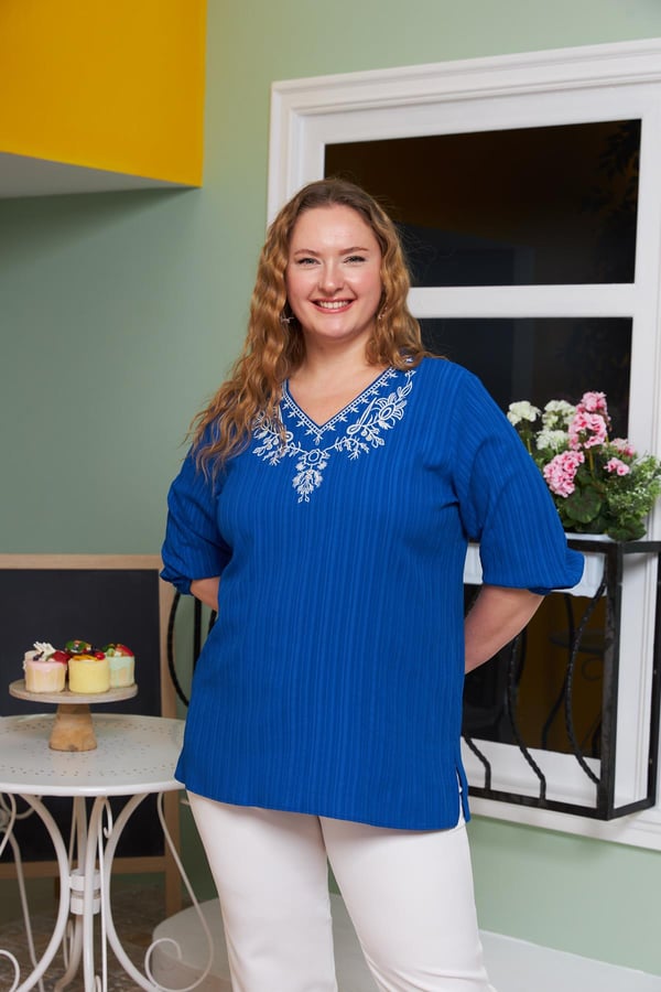 Yaka Nakış ve Taş Detaylı Büyük Beden Krinkıl Bluz